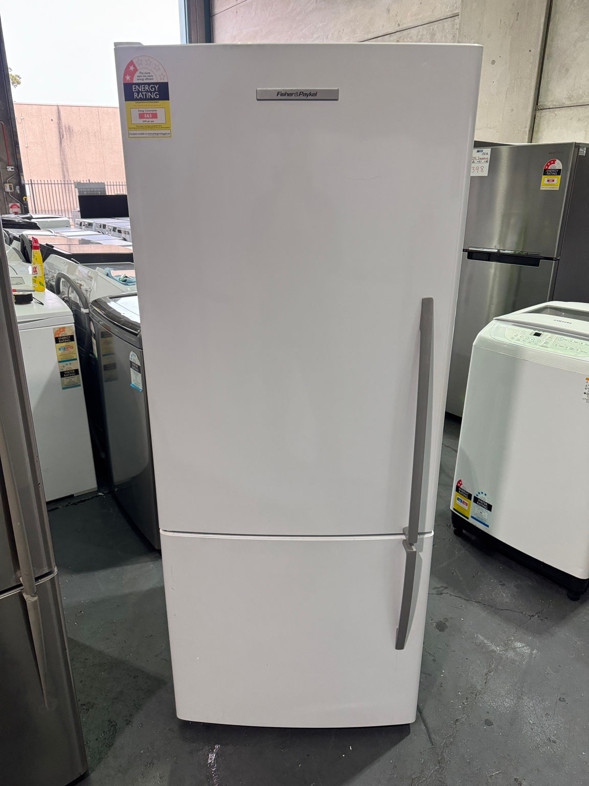 442L Fisher & Paykel White Bottom Mount Fridge (F1382)