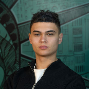 Чоловіча стрижка з об’ємом – сучасний барбершоп у Києві