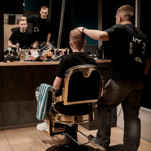 Барбер за роботою – чоловіча стрижка машинкою Київ