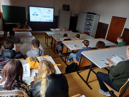 Présentation et échanges avec les élèves de l'AR Dinant (06/11/2023)