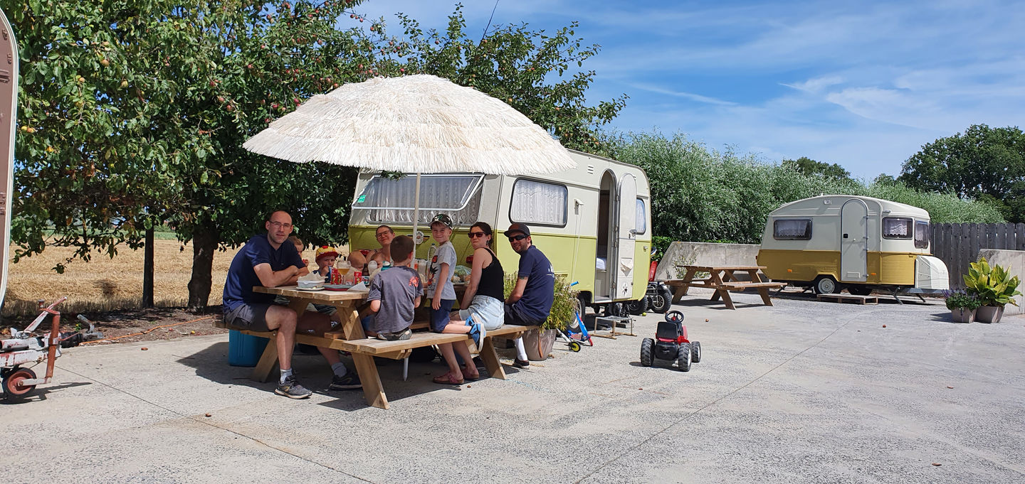 Hoeve-Maedelstede_Westhoek_Camping_retrocaravan 1.jpg