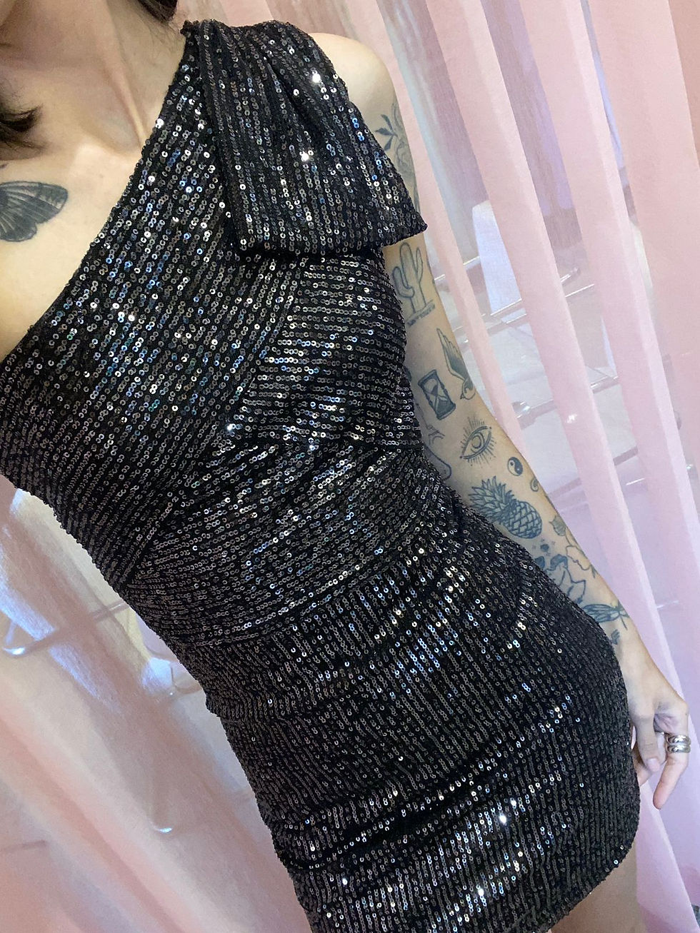 Miniatura: VESTIDO PAETÊ UM OMBRO COM LAÇO