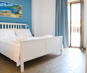 Il bed and breakfast Signora Tita vi da il benvenuto a Chianalea di Scilla antico borgo di pescatori che ancora oggi vive dell’antica attività della pesca che è parte importante del folklore della città. Nella storica struttura visse il più grande arpionatore di pesce spada Francesco Polisteno chiamato anche Padre Ciccio detto Peri i Pezza.