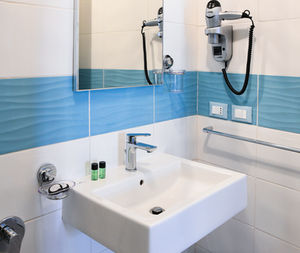 Il bed and breakfast Signora Tita vi da il benvenuto a Chianalea di Scilla antico borgo di pescatori che ancora oggi vive dell’antica attività della pesca che è parte importante del folklore della città. Nella storica struttura visse il più grande arpionatore di pesce spada Francesco Polisteno chiamato anche Padre Ciccio detto Peri i Pezza.