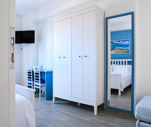 Il bed and breakfast Signora Tita vi da il benvenuto a Chianalea di Scilla antico borgo di pescatori che ancora oggi vive dell’antica attività della pesca che è parte importante del folklore della città. Nella storica struttura visse il più grande arpionatore di pesce spada Francesco Polisteno chiamato anche Padre Ciccio detto Peri i Pezza.