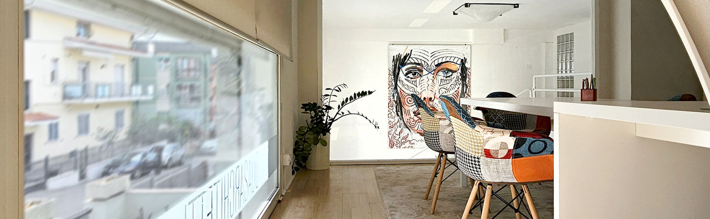 Sala riunioni studio DUAS ARCHITETTI a Pescara, con tavolo da lavoro e sedute in tessuto patchwork