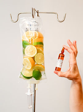 Bolsa de sueroterapia endovenosa ilustrando la infusión de Megadosis de Vitamina C y antioxidantes.
