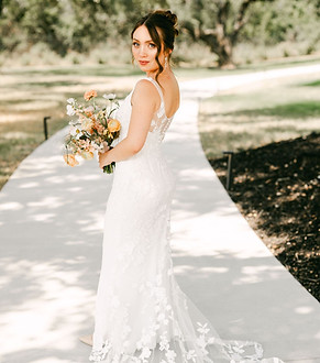 bride holding bouquet