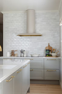 vaalea klassinen keittiö, kultaiset vetimet ja vaaleat laatat, ajaton sisustus