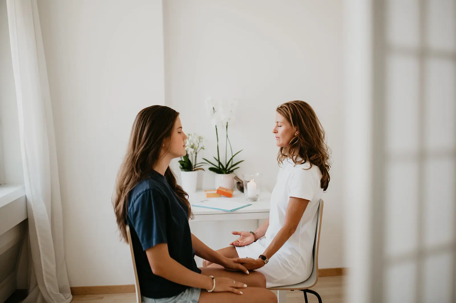 Theta Healing Sitzung Susanne Marbach mit Klientin in Zug