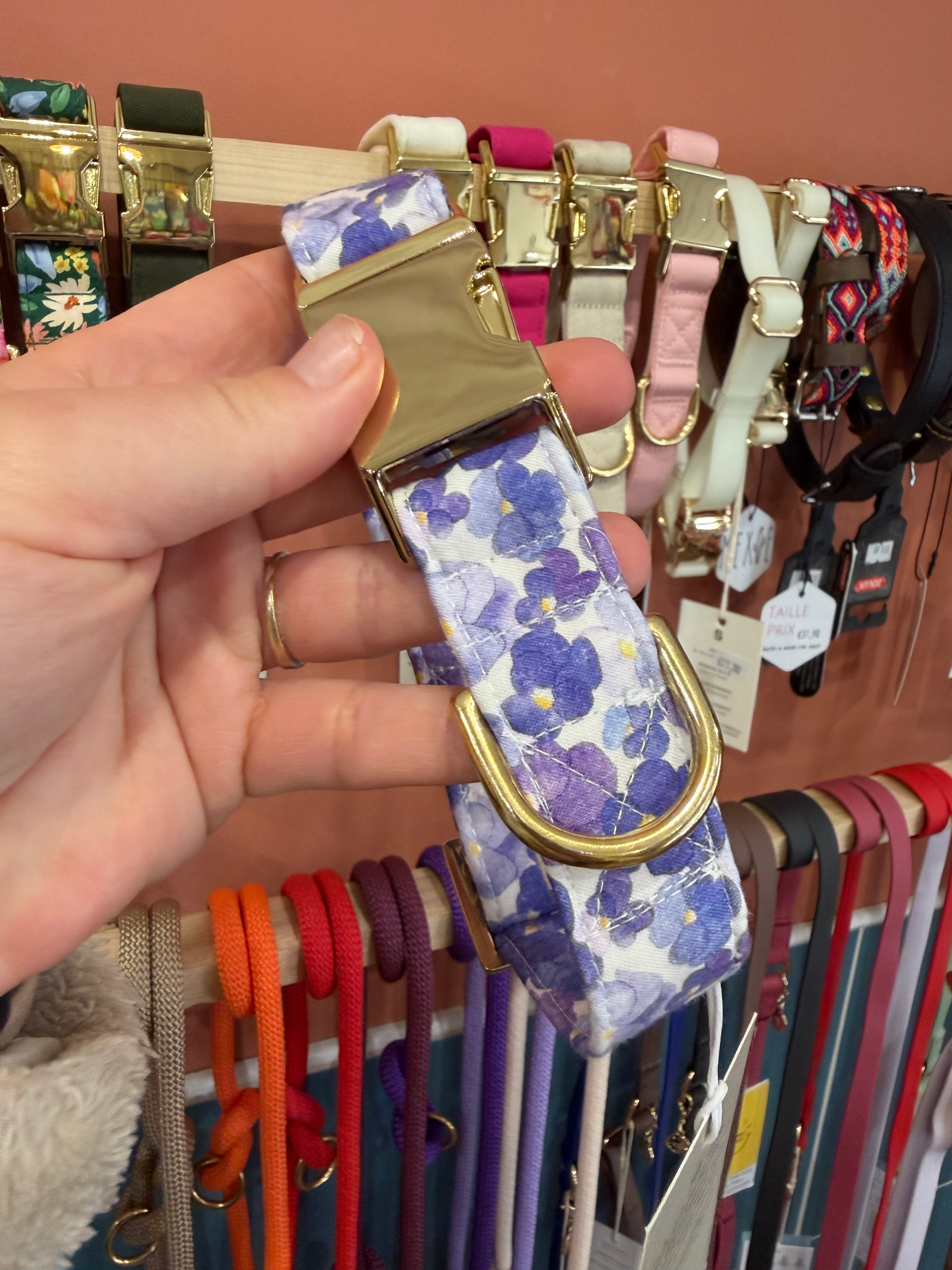 Collier avec des fleurs violette en tissu