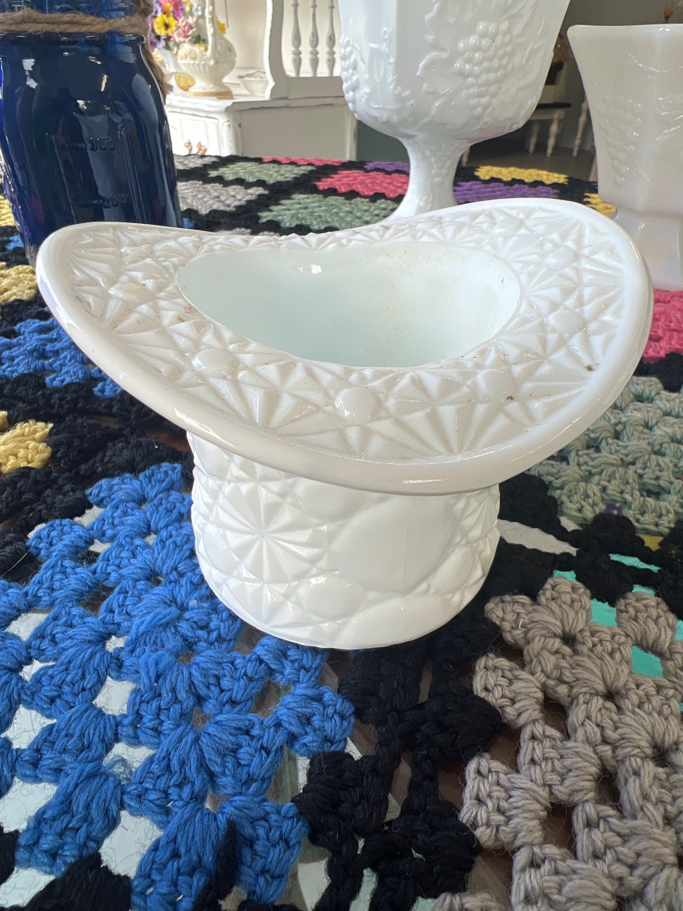 DM100 Vintage Milk Glass Fenton Hat