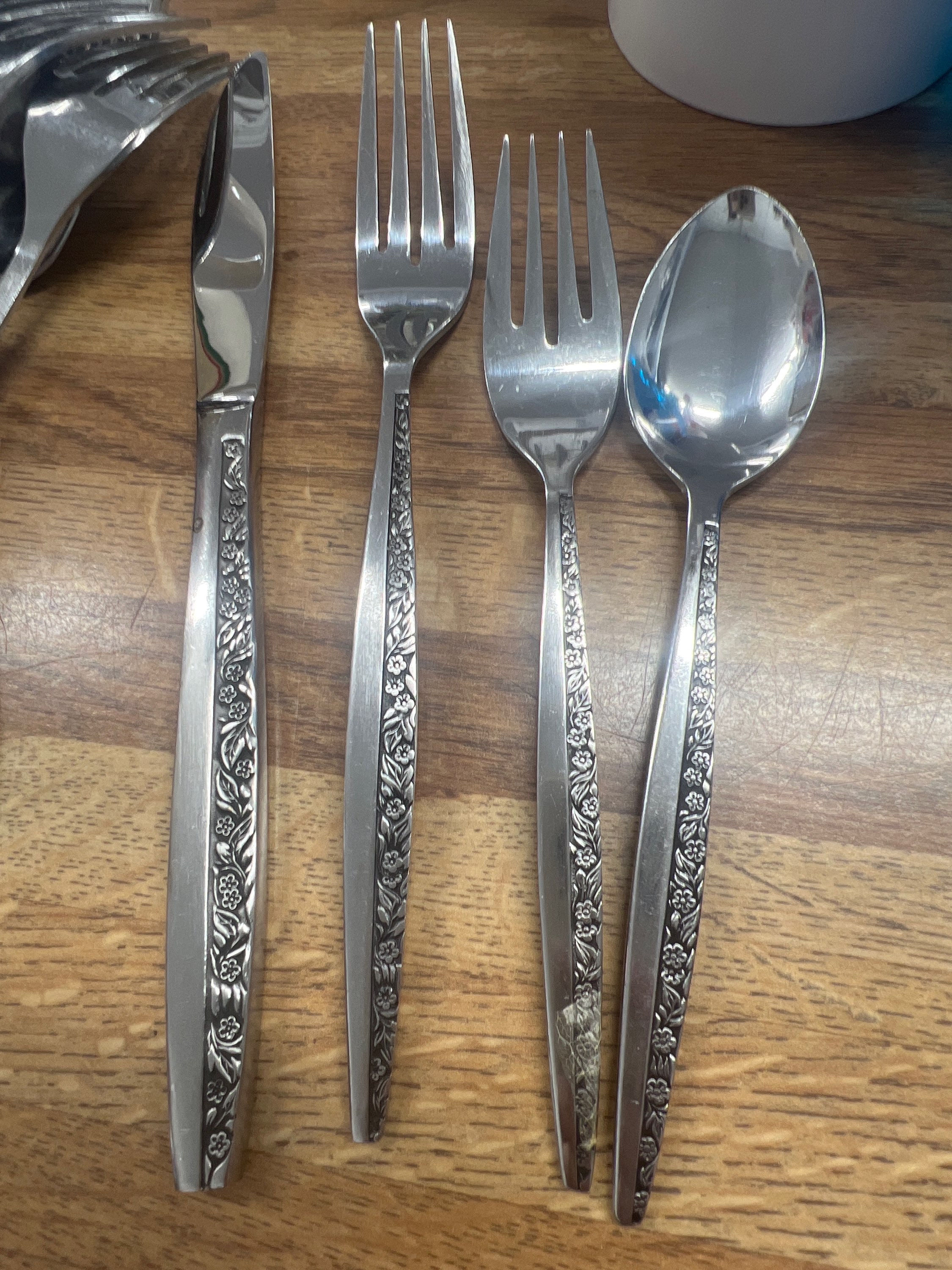 DM100 Vintage 25pc Stainless Silverware Set