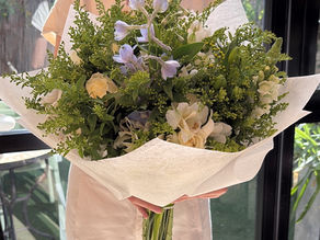 משלוח פרחים בגדרה ובסביבה – זרים בעבודת יד עם משלוח לבית חולים הרצפלד, קדרון ויישובי גדרות. שירות אישי ופרחים שנשזרים באהבה.