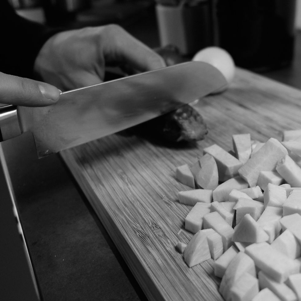 FIT VIII Personal Training in Kronberg Kochen Mealprep Gemüse schneiden