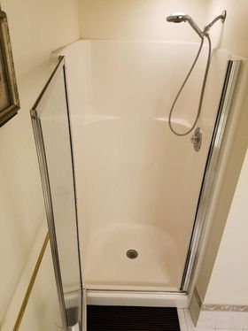 Hallway bathroom with shower stall 2.jpeg
