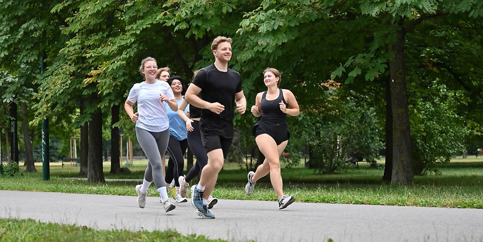 DSC_6775 Laufgruppe im Grünen (zugeschnitten).jpg