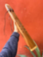 Mano sosteniendo flauta nativa Simple C Hijaz