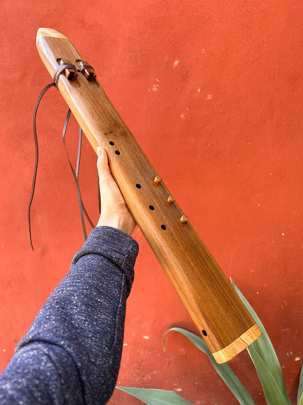 Mano sosteniendo flauta nativa Simple C Hijaz