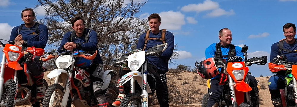 un groupe de motards sur des KTM et GasGas d'enduro