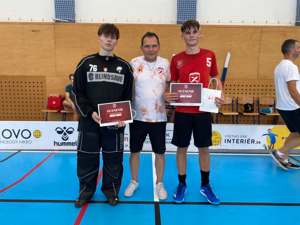 Vyhlásenie najlepších hráčov po zápase v Dolnom Kubíne. Vľavo za Falcons brankár Simon Matlák. foto: fb/žatva 90 dolný kubín