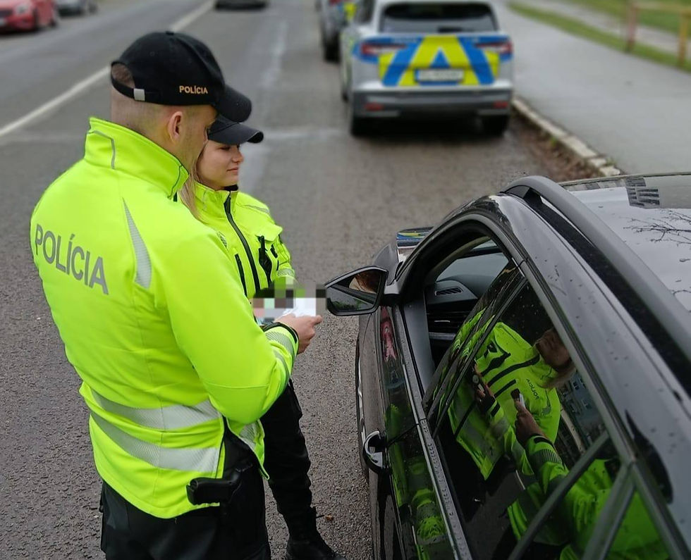 Nedal im prednosť, druhý jazdil bez smerovky: Policajti zdvihli obočie, keď im dali fúkať!