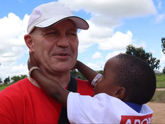 Otec Kamil videl pod africkým slnkom veľa biedy. Jeho mozaiky poputujú Afriky