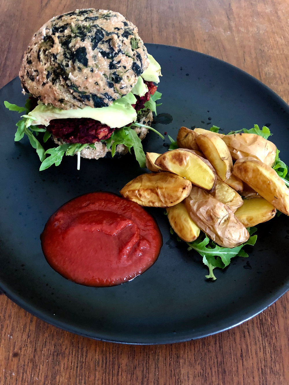 Rødbedebøf, spinatburgerbolle