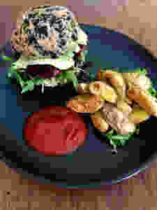 Rødbedebøf, spinatburgerbolle