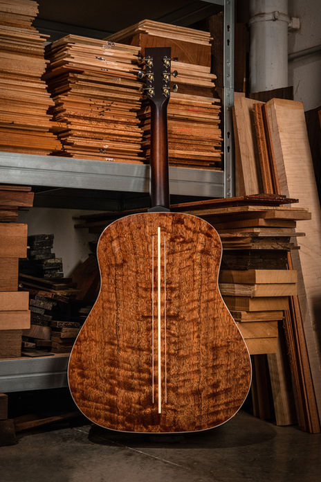 acoustic-guitar-dreadnought-gibson-collings-slope-shoulder