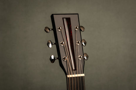 acoustic-guitar-dreadnought-gibson-collings-slope-shoulder