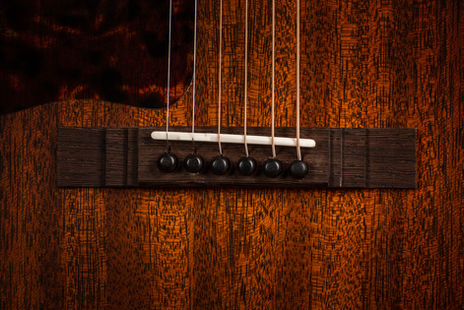 acoustic-guitar-dreadnought-gibson-collings-slope-shoulder