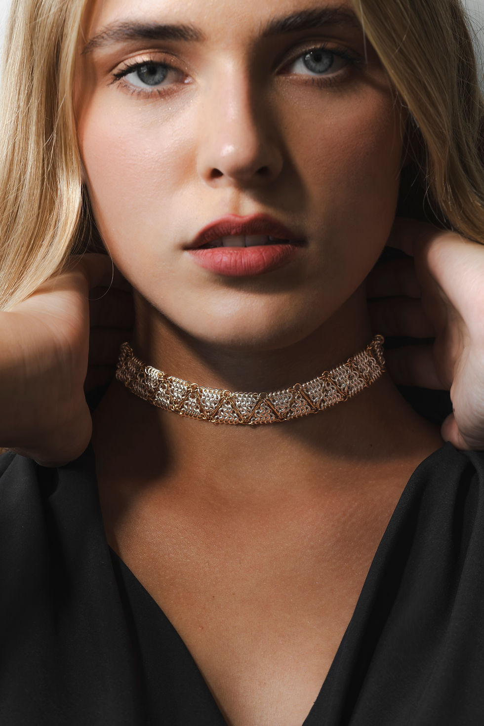 Thumbnail: Sleek chain mesh choker easily convertible into a bracelet