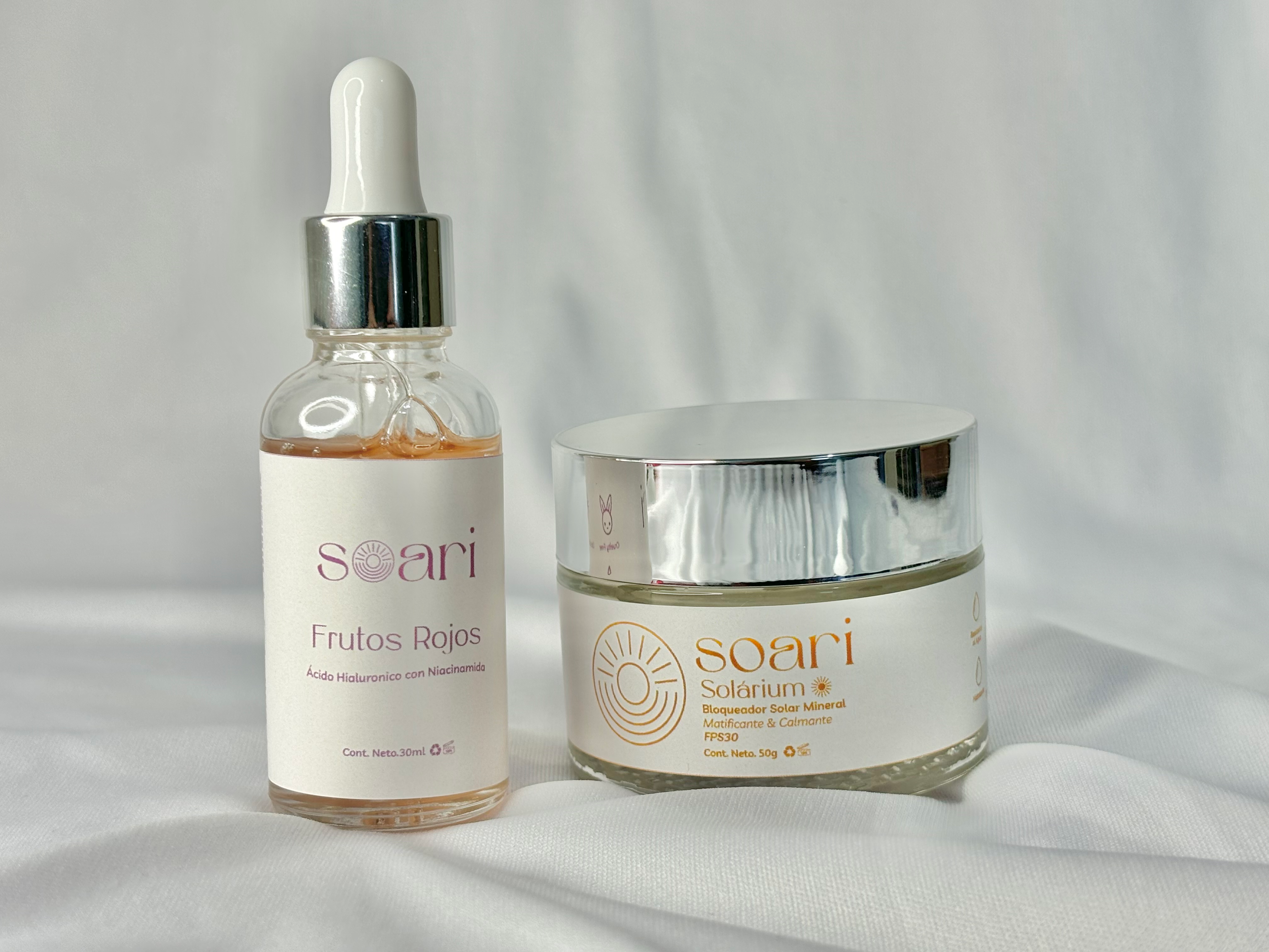 conjunto de productos del cuidado de a piel, un serum de 30ml y un protector solar mineral de 50g