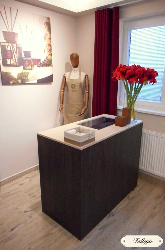 Nábytek do showroomu podle návrhu designéra