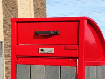 Handle on bin