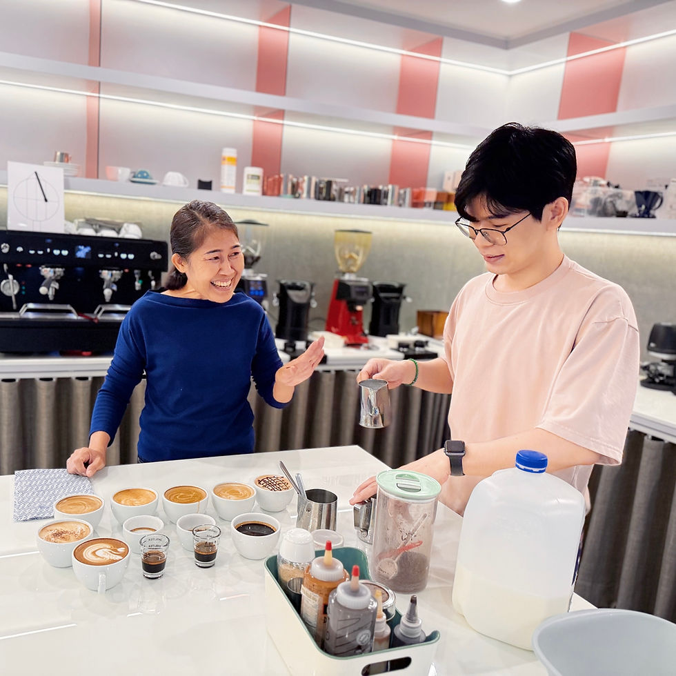 นักเรียนหญิงยิ้ม และกำลังถามอาจารย์เรื่องกาแฟ