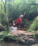 séance de yoga dans la forêt, posture du danseur