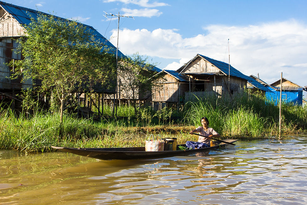 Femme sur pirogue - Inle Lake