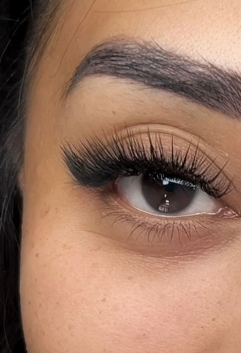 M curl is our favourite curl in order to create a lifted cat eye or eyeliner effect. For this set we used long wet look spikes and 4D volume fans