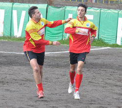 Matteo Condorelli e Alessio Piuma festeggiano il gol di quest'ultimo