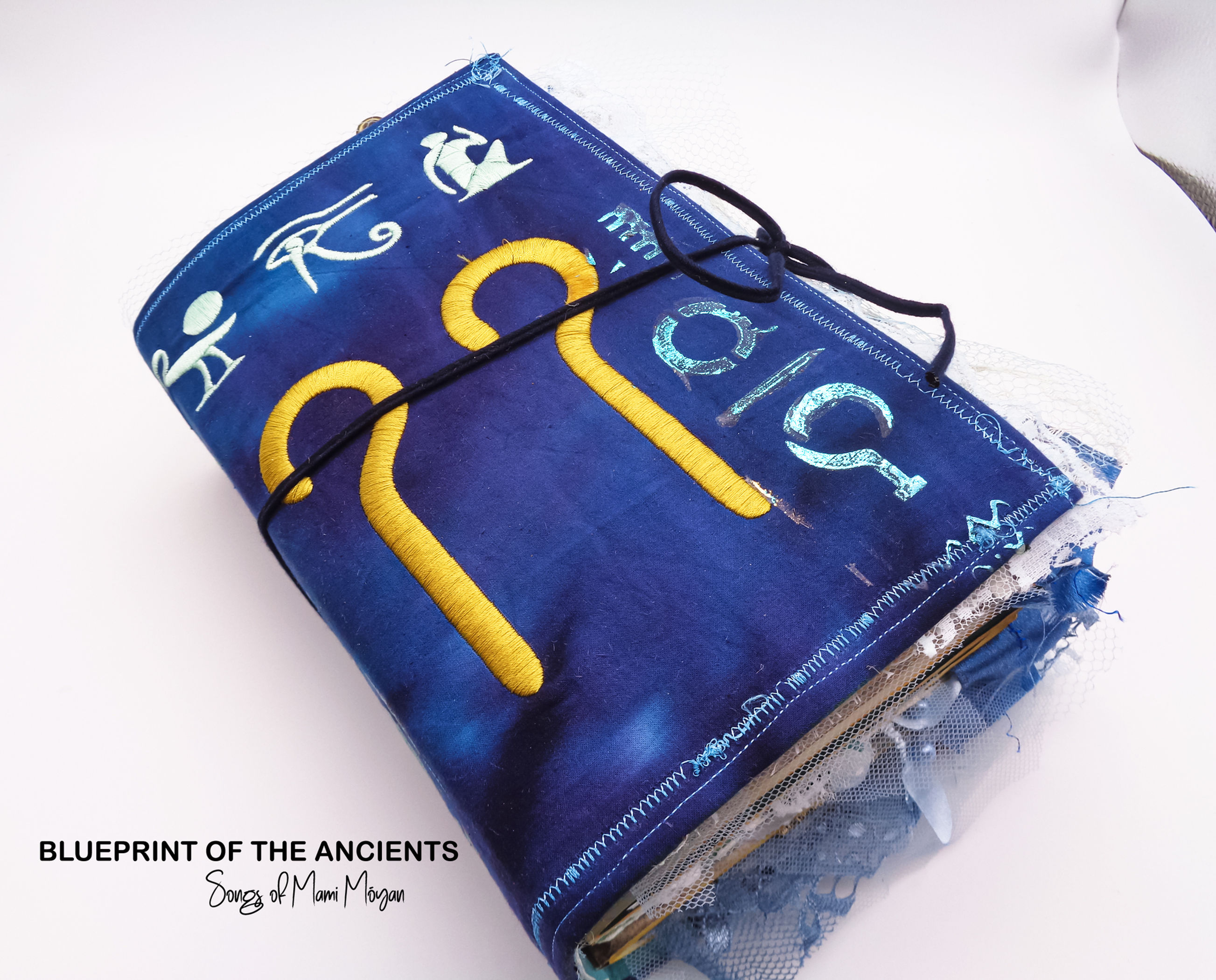 Queen Mõyan - Handmade Journal