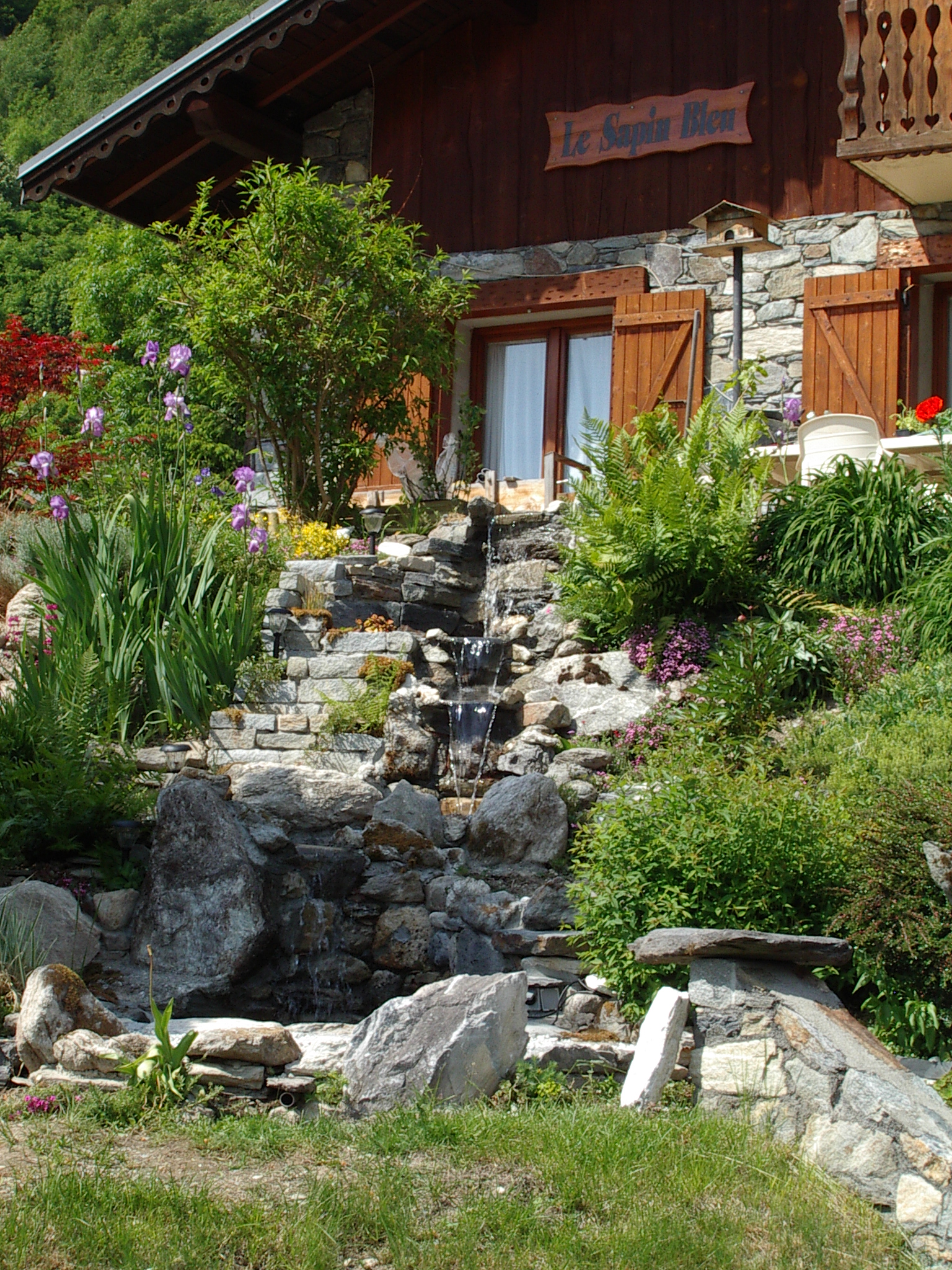 Chalet avec la cascade