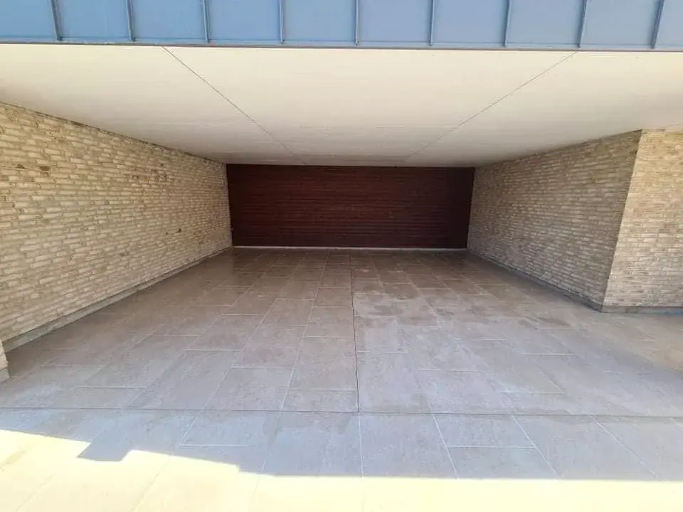 dw-byg-flisebelagt-carport.webp