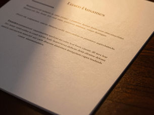 Documento sobre mesa de reunião