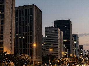 Prédios comerciais ao entardecer em São Paulo