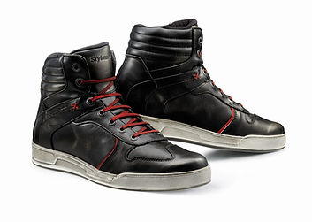 Der Stylmartin Iron Motorradschuh ist auch Freizeitschuh.