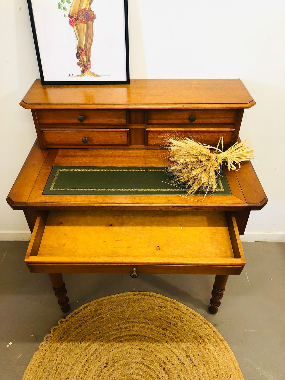 Miniature : Façade du bureau avec grand tiroir central et poignées d’origine – mobilier ancien à Loudun (86)