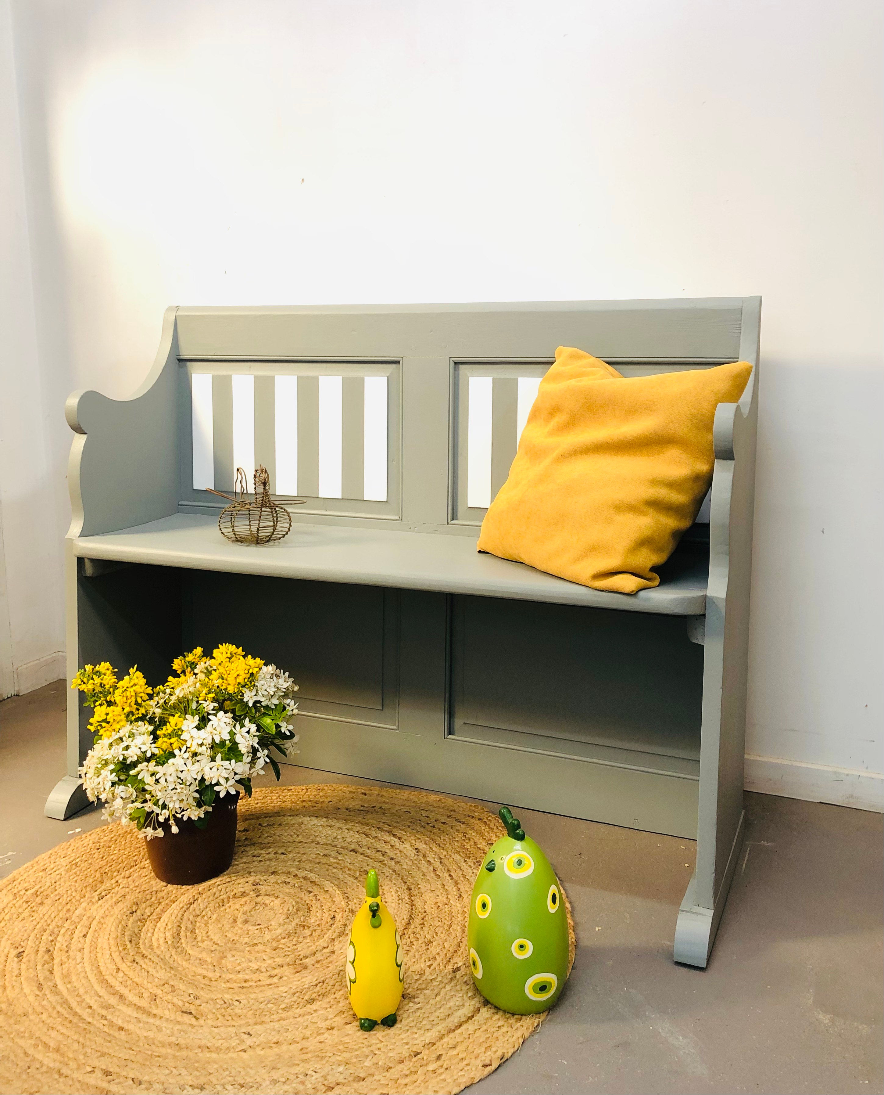 Banc d’église revisité artisanalement à Loudun – mobilier ancien restauré avec peinture grise et coussin ocre