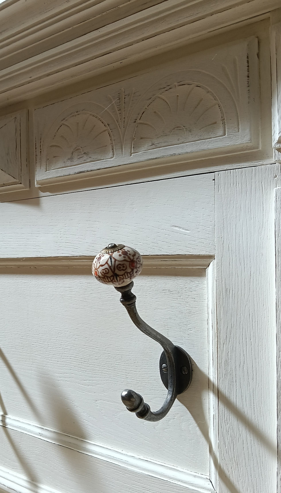 Miniature : finition patinée d'un porte-manteau vintage en bois massif restauré dans un atelier français spécialisé en mobilier ancien